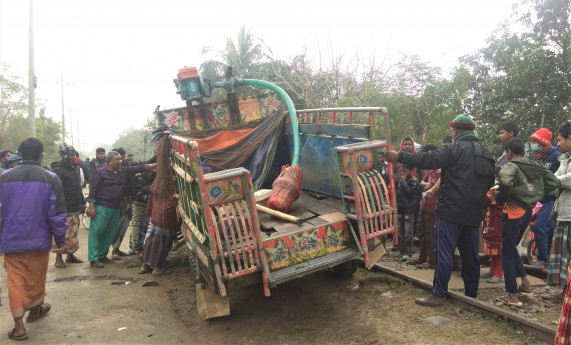 3 fish traders die as train hits human hauler in Chapainawabganj