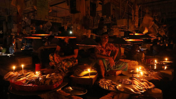 An evening without lights: Power outage in pictures