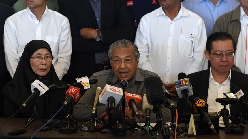 Malaysian ex-leader Mahathir Mohamad meets with king Malaysian ex-leader Mahathir Mohamad meets with king