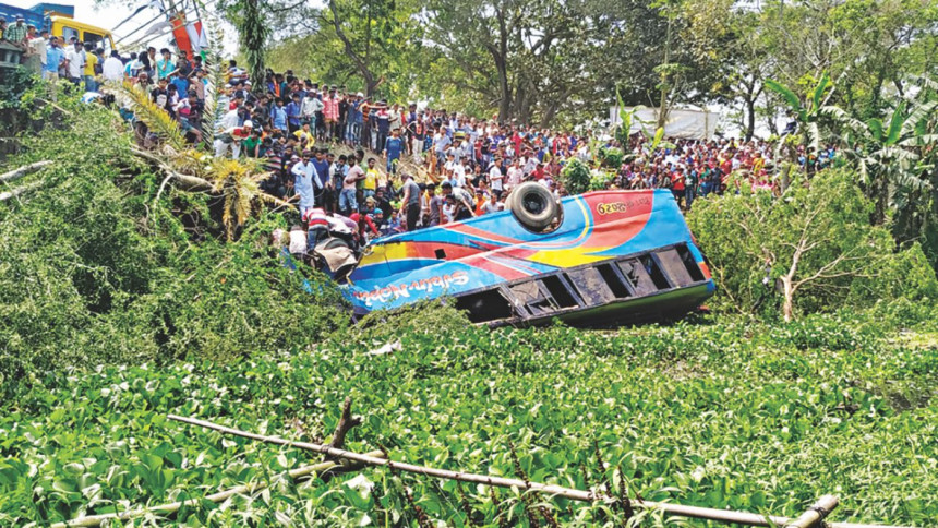 Road crashes kills 19 Road accident kills 19