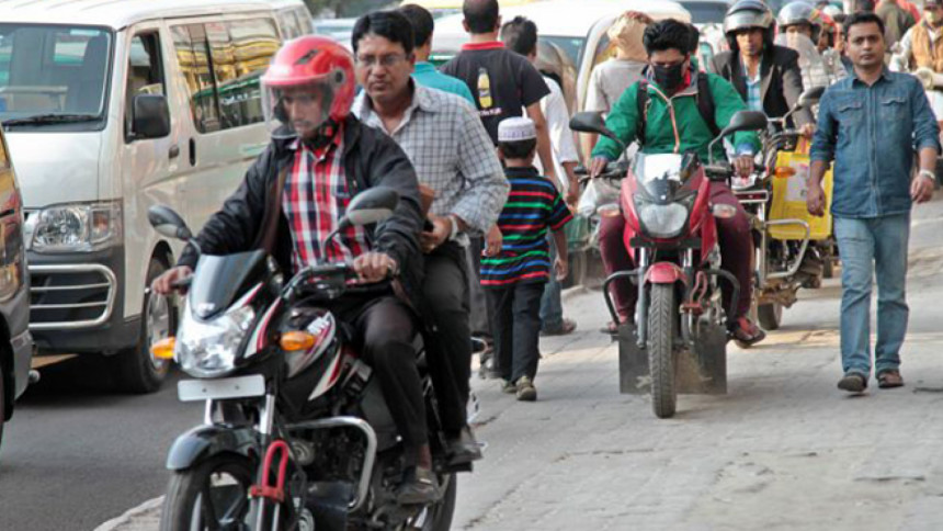 Motorcyclists without helmet no fuel Motorcyclists without helmet no fuel