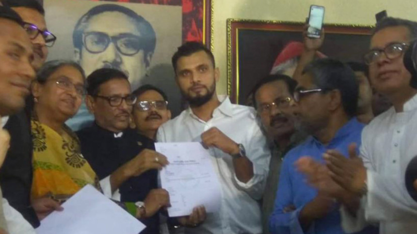 Mashrafe Bin Mortaza collects Awami League nomination form Mashrafe Bin Mortaza collects Awami League nomination form