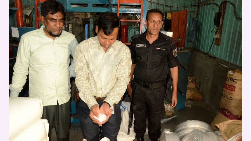 110 tonnes banned polythene seized in old Dhaka 110 tonnes banned polythene seized in old Dhaka