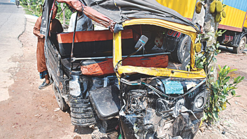 Three-wheeler collided with bus Three-wheeler collided with bus