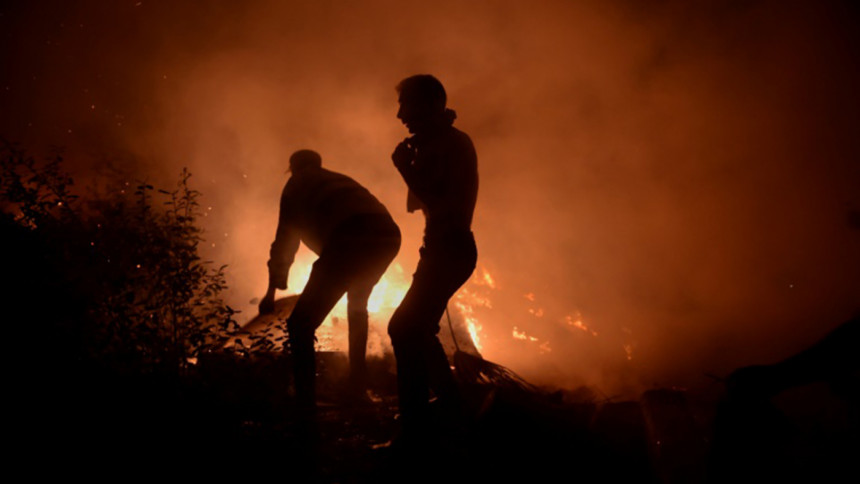 30 killed as wildfires rage in Portugal and Spain 30 killed as wildfires rage in Portugal and Spain
