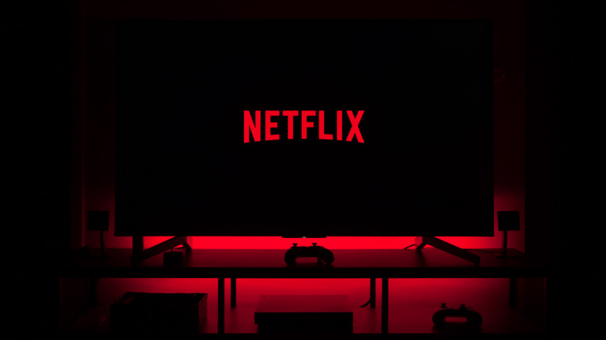 Netflix fires 300 employees Netflix fires 300 employees