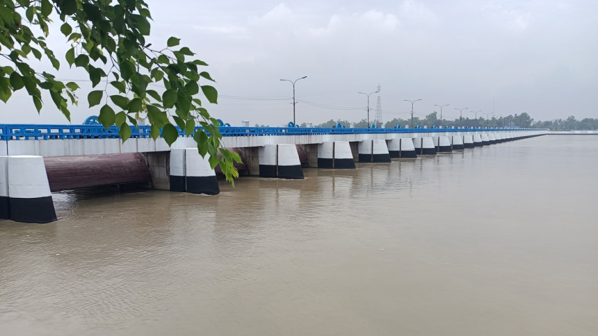 Thousands evacuate homes as Teesta flows 25cm above danger level in Lalmonirhat Teesta water rise