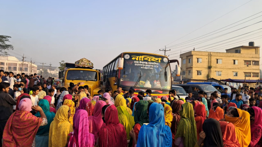 RMG workers block Dhaka-Mymensingh highway demanding salary under new structure RMG workers block Dhaka-Mymensingh highway demanding salary under new structure