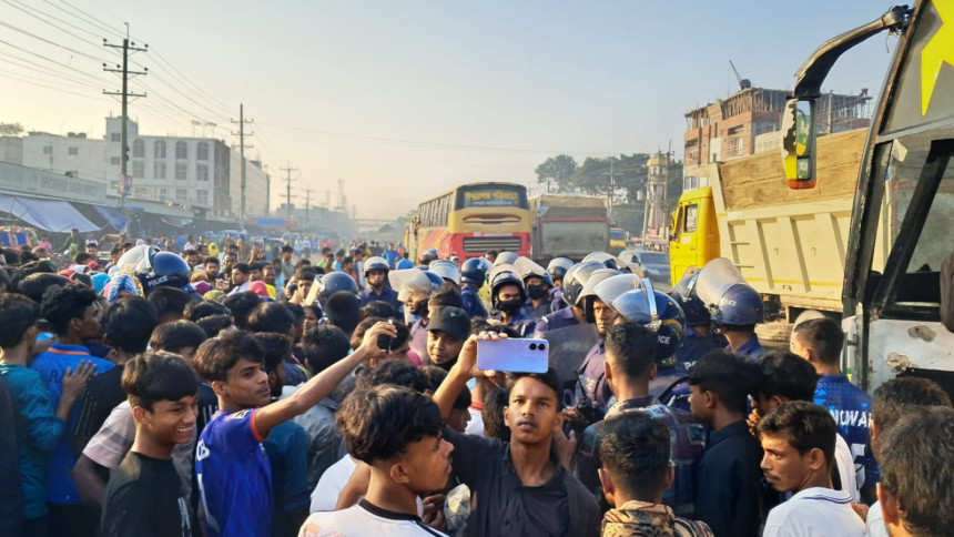 RMG workers block Dhaka-Mymensingh highway demanding salary under new structure RMG workers block Dhaka-Mymensingh highway