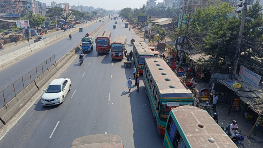 Long-distance bus services resume from Sayedabad, thin presence of passengers Long-distance bus services resume from Sayedabad, thin presence of passengers