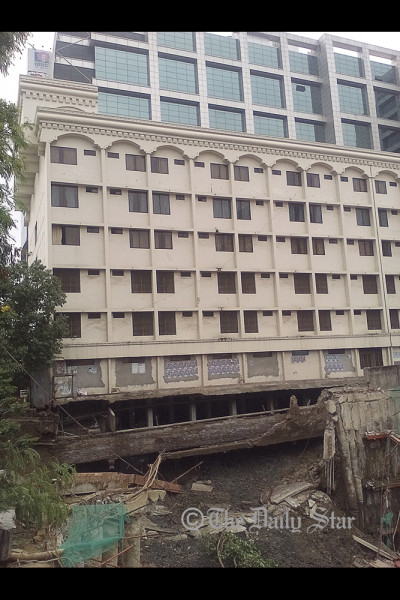 Sundarban Hotel evacuated fearing collapse
