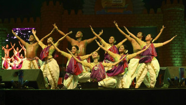 Bangladeshi dance troupe turns heads at Indian festival