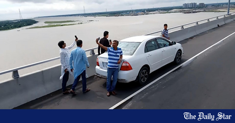 people-still-stopping-vehicles-on-padma-bridge-to-take-selfies