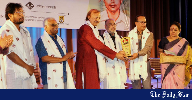 dr-israfeel-shaheen-receives-syed-mohidul-islam-award