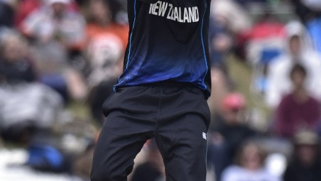 Daniel Vettori Taking catch Daniel Vettori