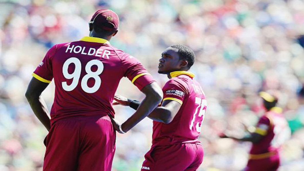 Jerome Taylor gets two quick wickets Jerome Taylor gets two quick wickets