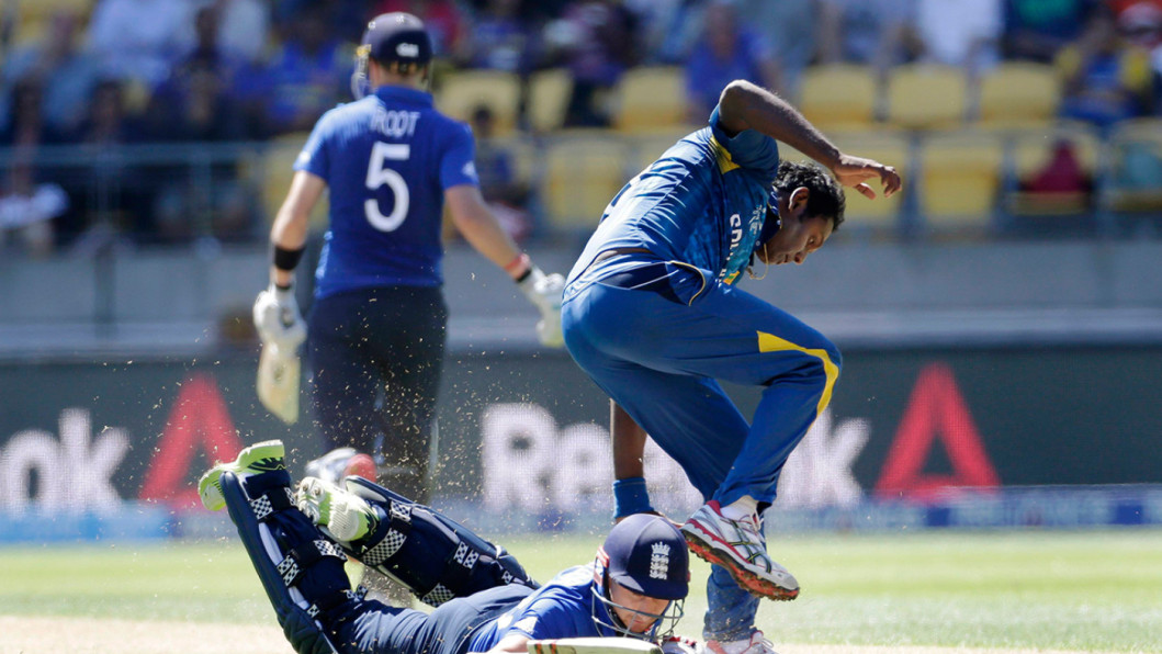 Cricketers collide Cricketers collide