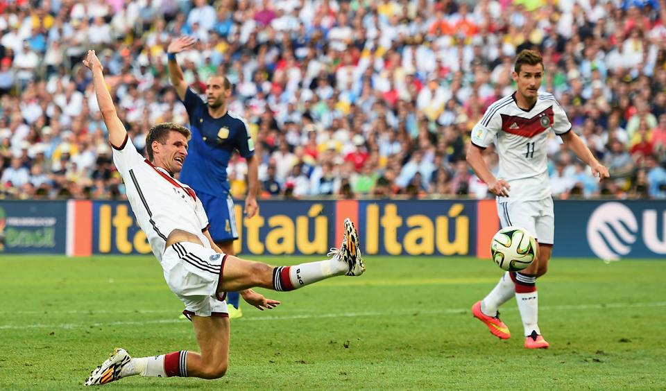  Thomas Mueller of Germany stretches for a cross during the 2014 FIFA World Cup Brazil Final match between Germany and Argentina at Maracana on July 13, 2014 in Rio de Janeiro, Brazil. Photo: Getty Images