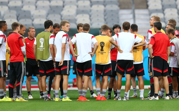 oachim Loew (C), head coach of Germany gives instructions during the German national team training at Estadio Mineirao on July 7, 2014 in Belo Horizonte, Brazil. Photo: Getty Images