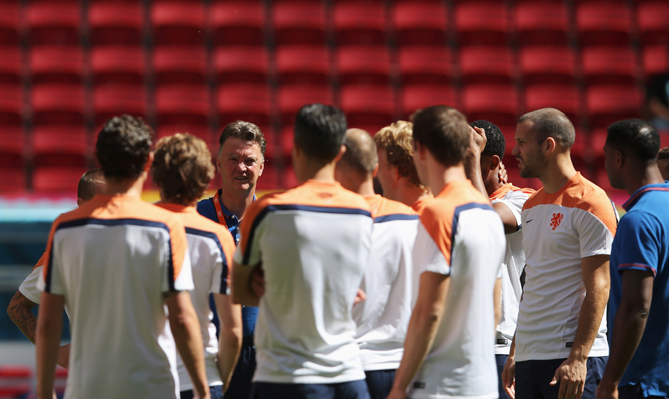 4.	Dutch Head coach, Louis van Gaal speaks to his players during the Netherlands training session prior to their 3rd Place Playoff match between the Netherlands and Brazil at the 2014 FIFA World Cup at the Estadio Nacional on July 11, 2014 in Brasilia. Photo: Getty Images