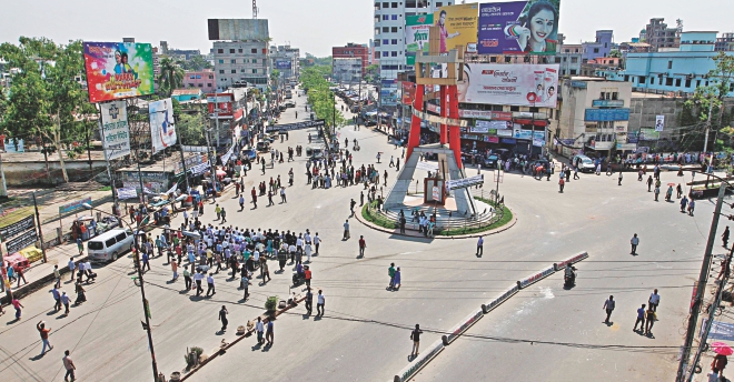 Police seize a car that belongs to the family of Nur Hossain, the prime suspect in the murder of Narayanganj city panel mayor Nazrul Islam and six others, from the compound of a glass factory in Shimrail of Narayanganj. The factory belongs to the in-laws of Awami League lawmaker Shamim Osman. Photo: Anisur Rahman