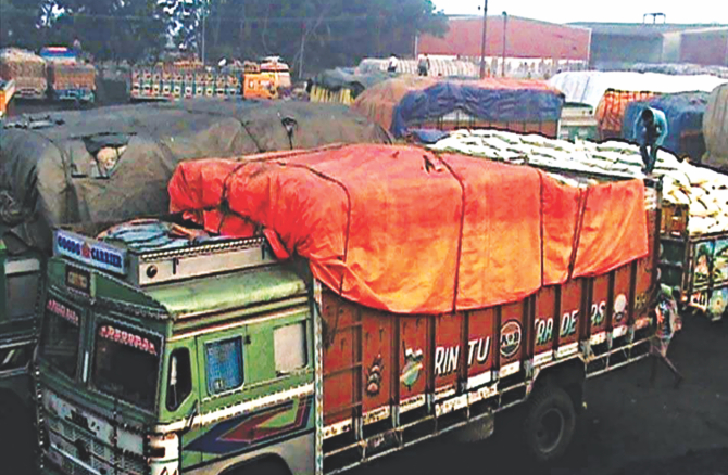 Trucks loaded with imports remain stuck at Hili Port in Dinajpur. Photo: Star, Banglar Chokh