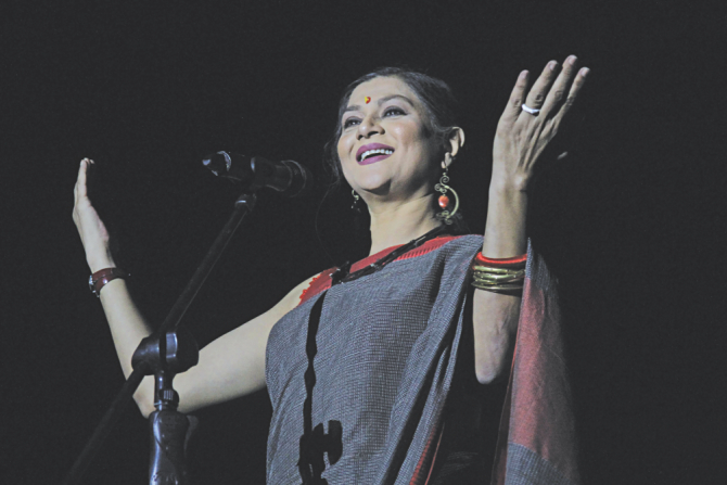 Prominent singer Shampa Reza sings for the audience. Photo: Rashed Shumon And Amran Hossain