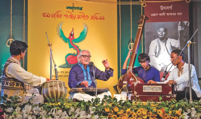 Pandit Amaresh Ray Chaudhuri performs at the event. 