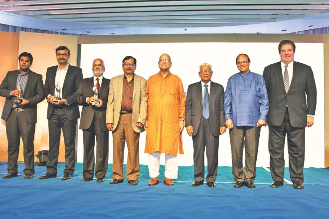 Winners of Standard Chartered-Financial Express Awards pose with Finance Minister AMA Muhith and Bangladesh Bank Governor Atiur Rahman at a gala event at Radisson Hotel in Dhaka last night. Photo: STANCHART 