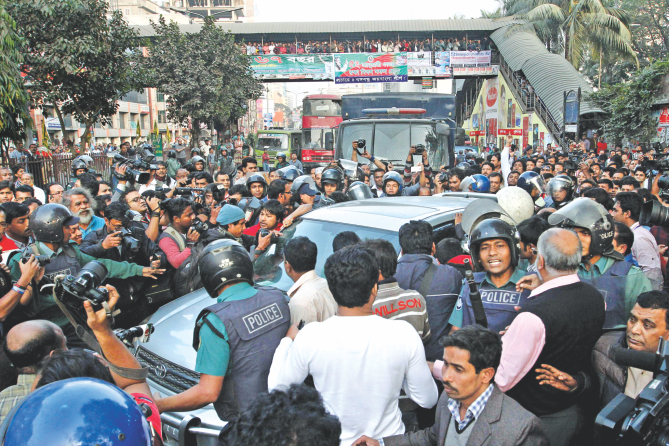 Pro-govt journalists chant slogans against Fakhrul and his party while he was being taken to the DB office on Minto Road in a sedan. Photo: Anisur Rahman