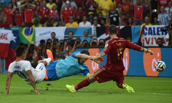 Chile's forward Eduardo Vargas (L) scores past Spain's goalkeeper and captain Iker Casillas (C) during a Group B football match between Spain and Chile in the Maracana Stadium in Rio de Janeiro during the 2014 FIFA World Cup on June 18, 2014. Photo: Getty Images