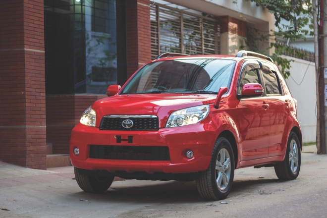 Those squishy eyes wont scare off bigger cars like the Corolla. But this tiny, high-riding  car is great for looking over kilometers of rush hour traffic. 