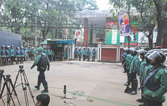 Law enforcers continue their vigilance before BNP Chairperson Khaleda Zia's Gulshan office in the capital yesterday, the 16th day of her confinement there. Three days after being barred from leaving the premises, Khaleda had called an indefinite countrywide blockade, centring which violence claimed at least lives of 25 people and injured 700 others while 200 vehicles were torched till date. Photo: Amran Hossain