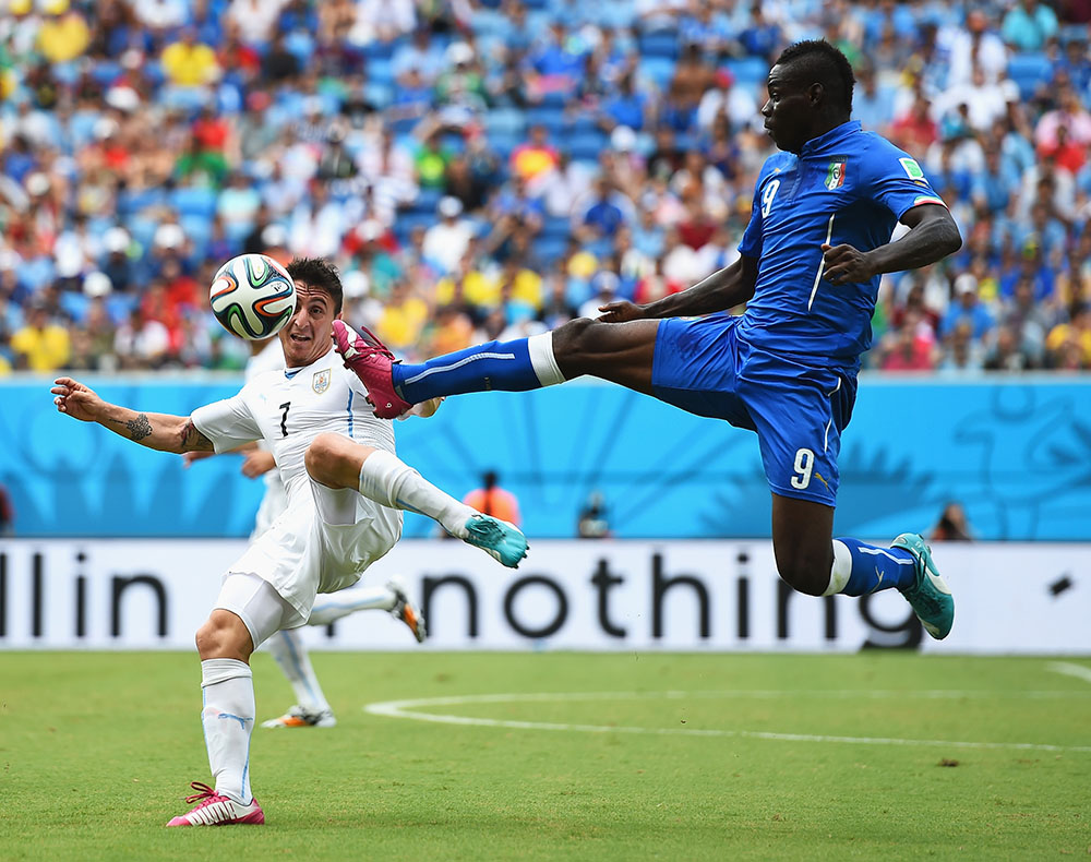 Mario Balotelli of Italy and Cristian Rodriguez of Uruguay compete for the ball during their 2014 FIFA World Cup Brazil Group D match at Estadio das Dunas on June 24, 2014 in Natal, Brazil. Photo: Getty Images