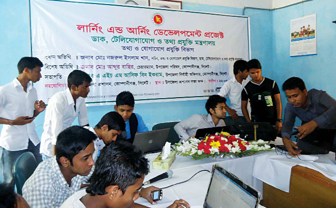 Training youngsters about the ins and outs of outsourcing jobs. Photo courtesy: ICT division, MoPTIT