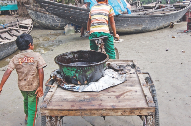 Children transport it to sell to a Padma Oil Company agent.  Photo: Banglar Chokh/Pinaki Roy
