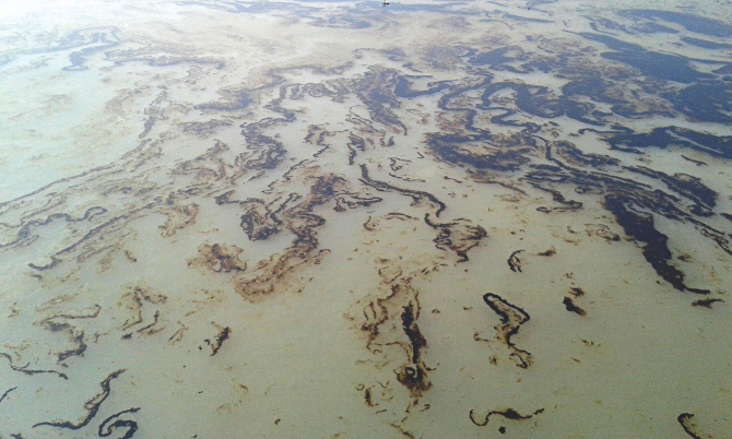 Oil spilled from the tanker.  Photo: Star