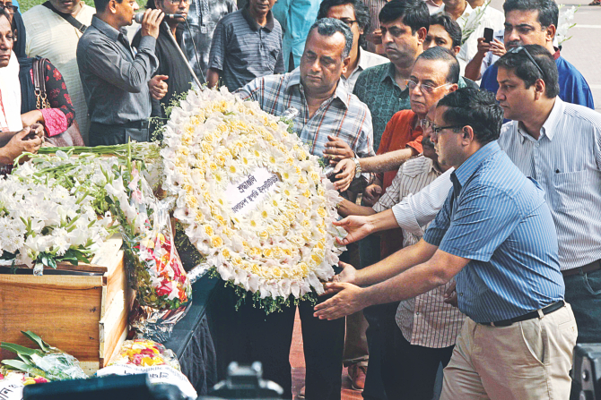 Institute of Architects Bangladesh places a wreath on the coffin of Syed Mainul Hossain at the Central Shaheed Minar in the capital yesterday.   Photo: Star
