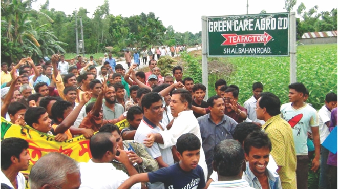 Tea growers demonstrating on the streets for fair price in front of a tea factory.  PHOTO: STAR