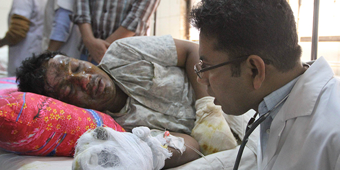 doctor talks with an arson victim at burnt unit of Dhaka Medical College and Hospital Tuesday. The victim was a passenger of the bus which came under attack on Dhaka-Chittagong highway in Chauddagram upazila of Comilla early Tuesday, February 3, 2015. Photo: STAR