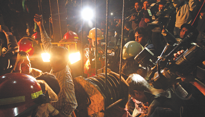 Hours before, they use a crane to extract a narrow pipe from the well shaft at Shahjahanpur Railway Colony. Photo: Collected/Palash Khan