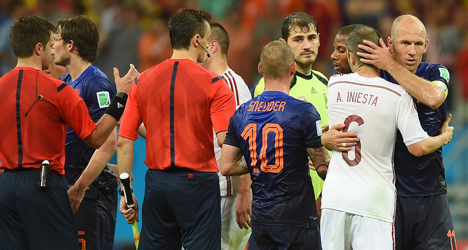 Spain's goalkeeper Iker Casillas (C) and Spain's midfielder Andres Iniesta (2R) congratulate Netherlands' midfielder Wesley Sneijder and Netherlands' forward Arjen Robben at the end of a Group B football match between Spain and the Netherlands at the Fonte Nova Arena in Salvador during the 2014 FIFA World Cup on June 13, 2014. Photo: Getty Images