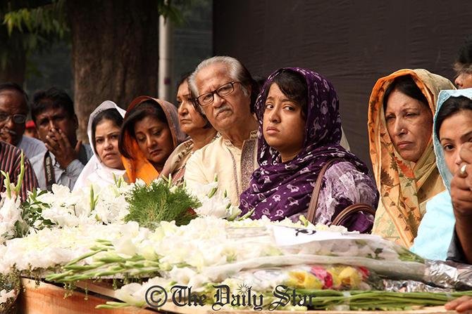 People including eminent personalities, family members of the deceased pay tribute to national memorial architect Syed Mainul Hossain at the Central Shaheed Minar in Dhaka where his body was kept on Wednesday. Photo: SK Enamul Huq