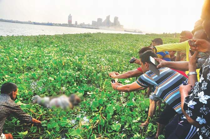This file photo shows one of the seven bodies found in the river Shitalakkhya at Narayanganj being pulled towards the shore on April 30. The photo was partly pixelated. Photo: Courtesy