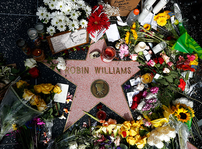 Flowers are seen on the late Robin Williams' star on the Hollywood Walk of Fame in Los Angeles, California August 12, 2014. Photo: Reuters